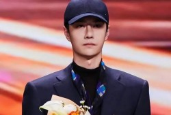 王一博最新路透爆料,時尚造型引熱議，神秘新作品備受期待